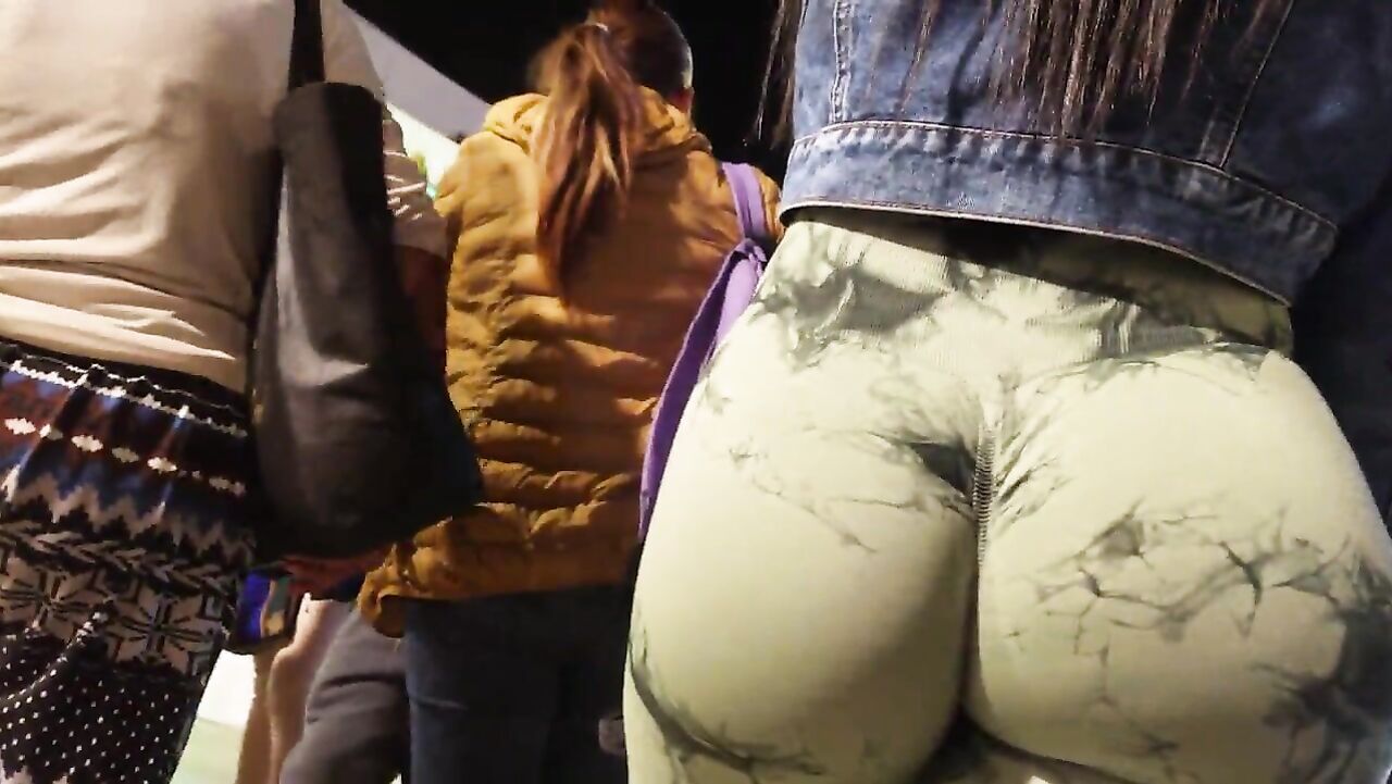 Sexy Candid Carnival Ass in Tights